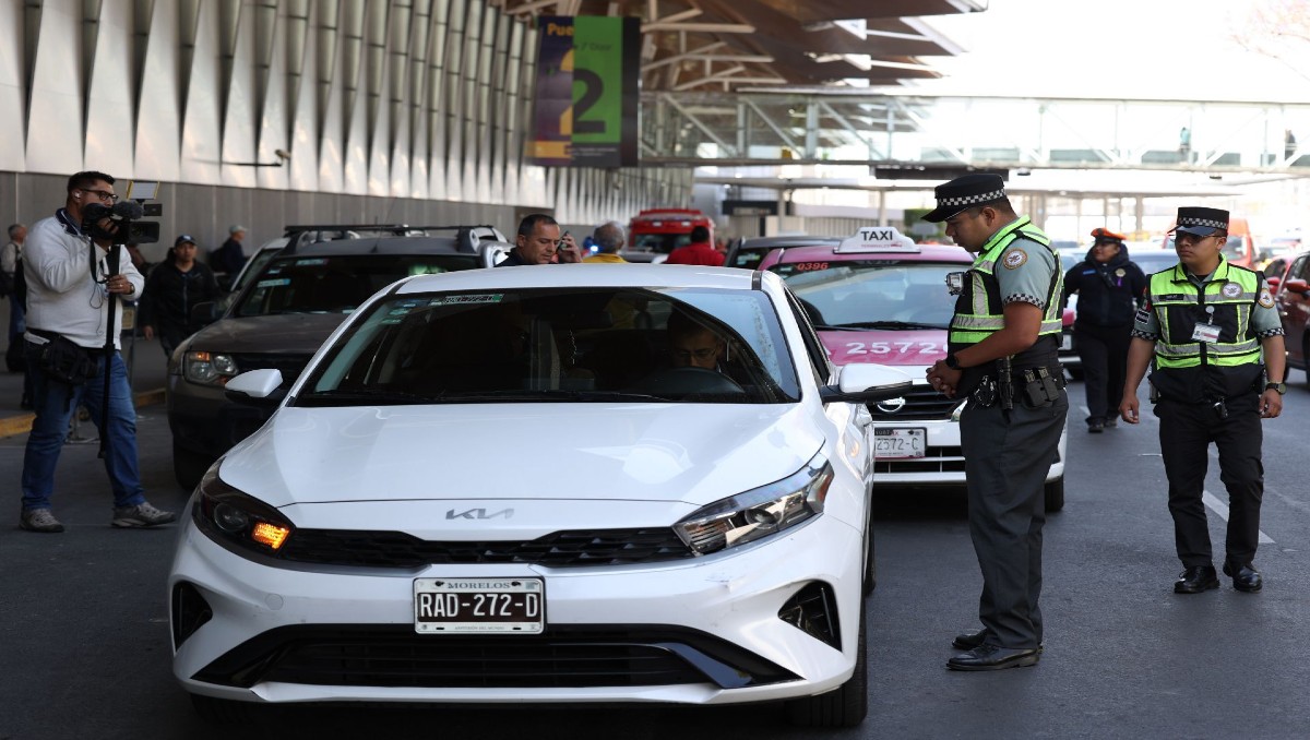 Restricciones y operativos en aeropuertos continúan afectando a los socios conductores de la app. | Foto: Cuartoscuro