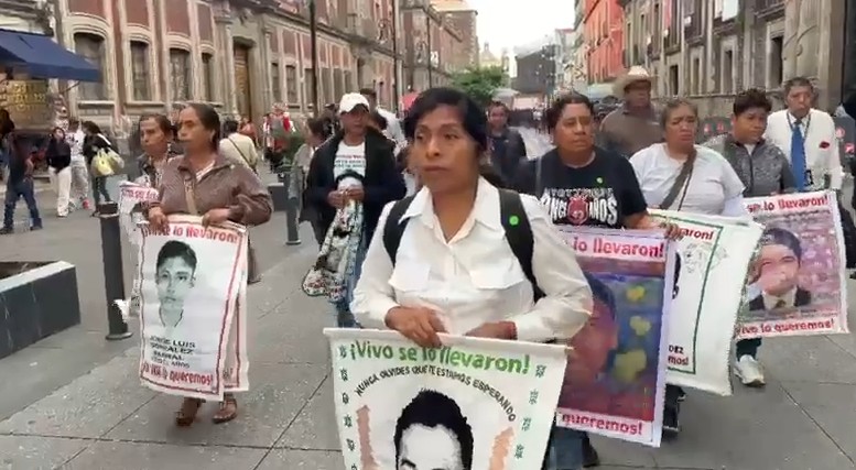Se trata de la séptima reunión que sostiene la mandataria federal con los familiares de los jóvenes desaparecidos. | Foto: Captura de pantalla
