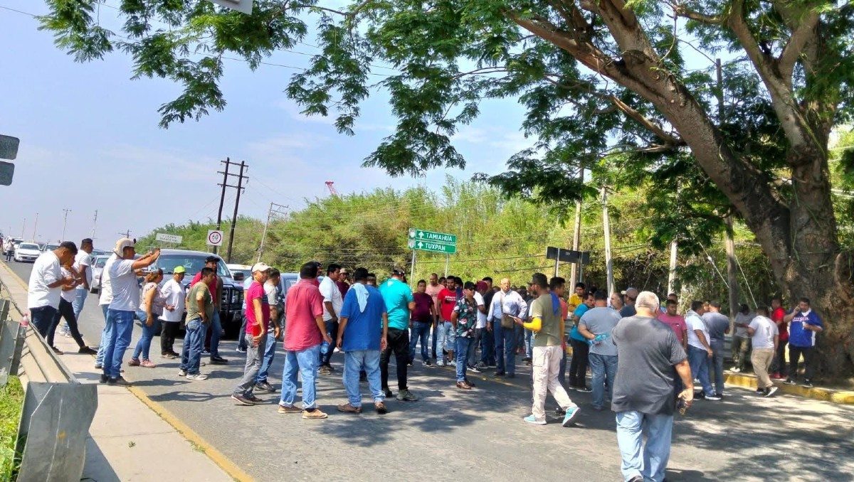 Taxistas realizan bloqueos es Tuxpan