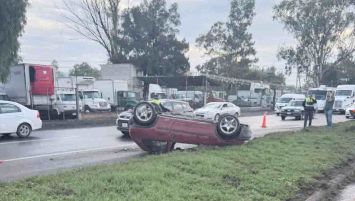 Un vehículo volcó la mañana de este jueves en la Texcoco-Lechería, causando complicaciones viales en la zona. Foto: Especial