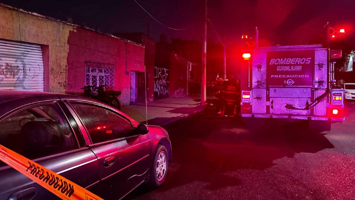 Bomberos combaten fuego en casa de un vecino de la colonia La Loma en Guadalajara (Usi Toledo)