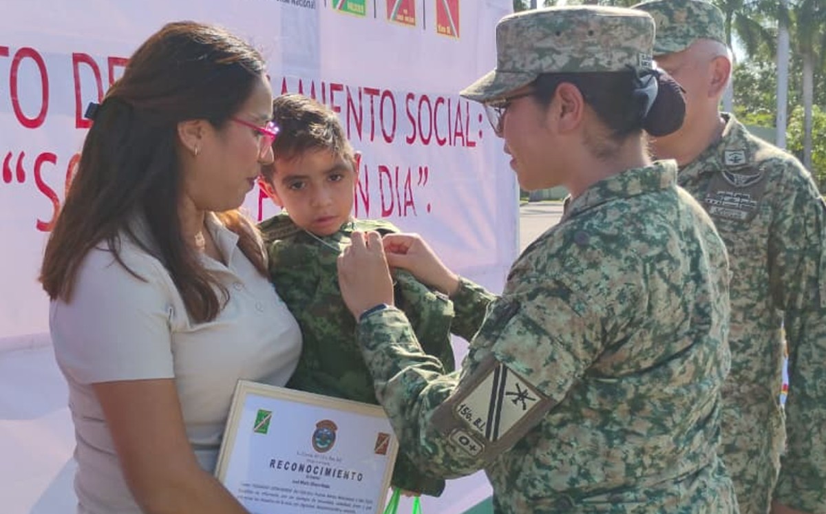 Chemita emociona al convertirse en soldado por un día en Tamaulipas. | Mario Juárez