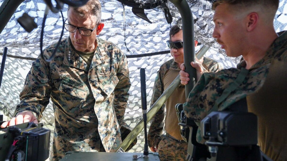 El general Donovan realizó una supervisión en el perímetro de la base militar | Foto: Redes sociales