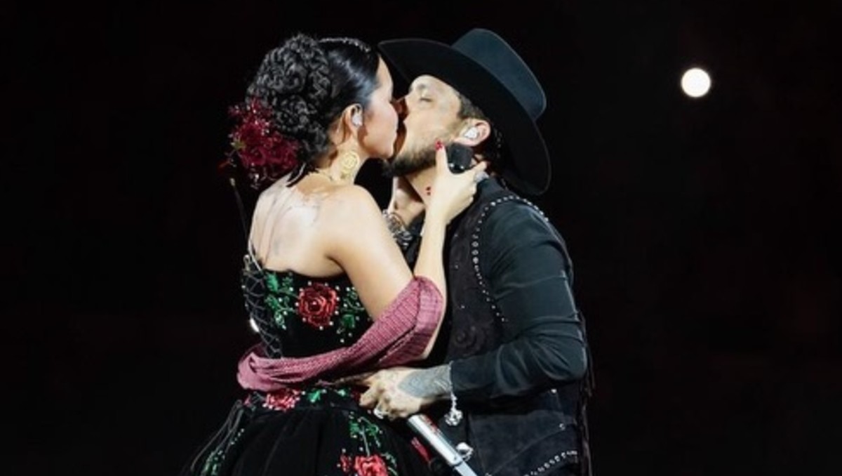 El cantante y su esposa en el escenario. | Foto: X @NodalEncantada