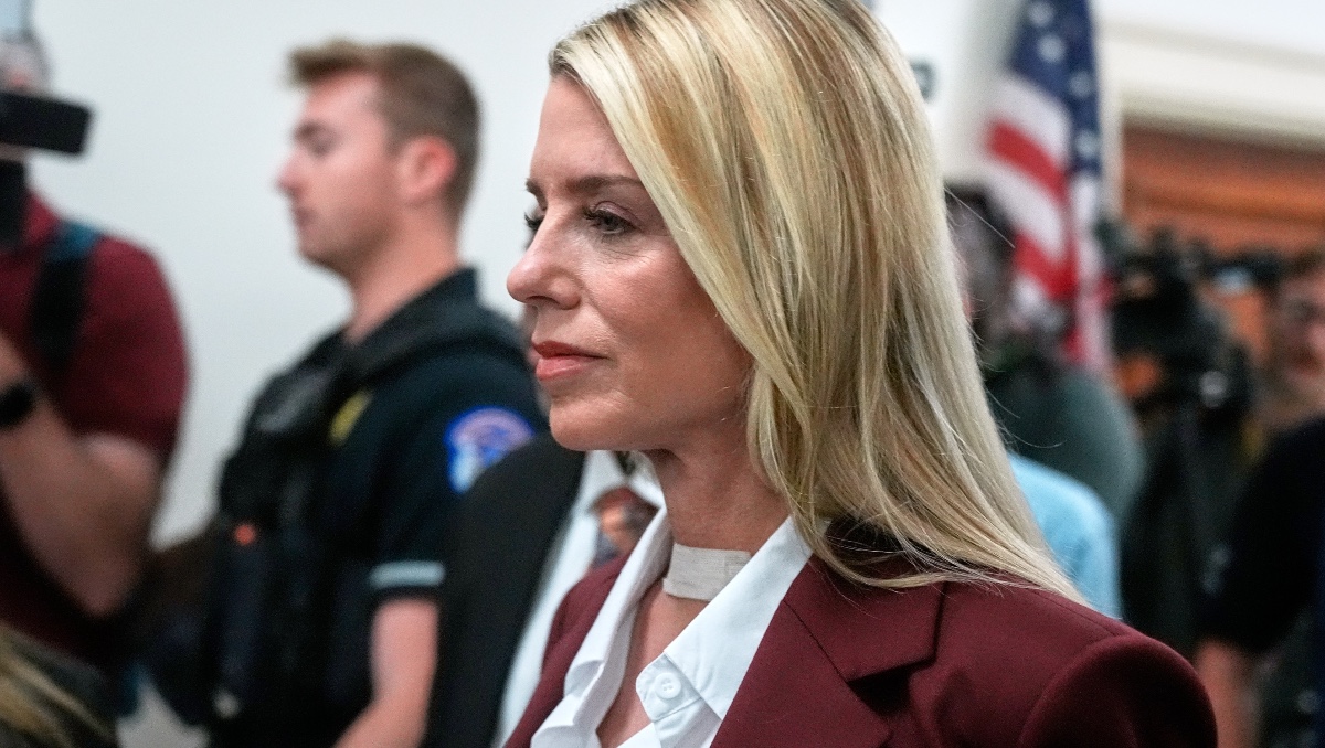 Exfiscal general Pam Bondi llega para su declaración en el edificio de oficinas Rayburn de la Cámara de Representantes. | AP