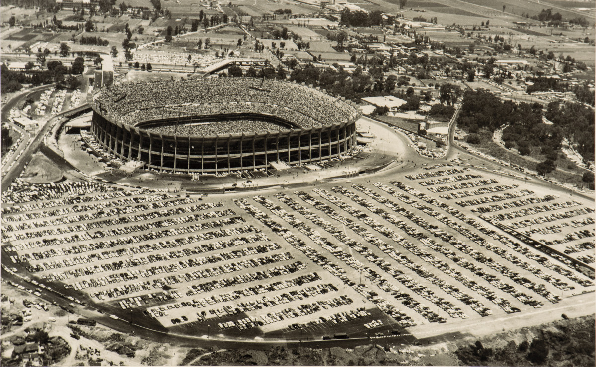 El historiador de arte Alfonso Miranda destaca la relevancia de mostrar imágenes históricas del Estadio Azteca. (Foto: Especial)