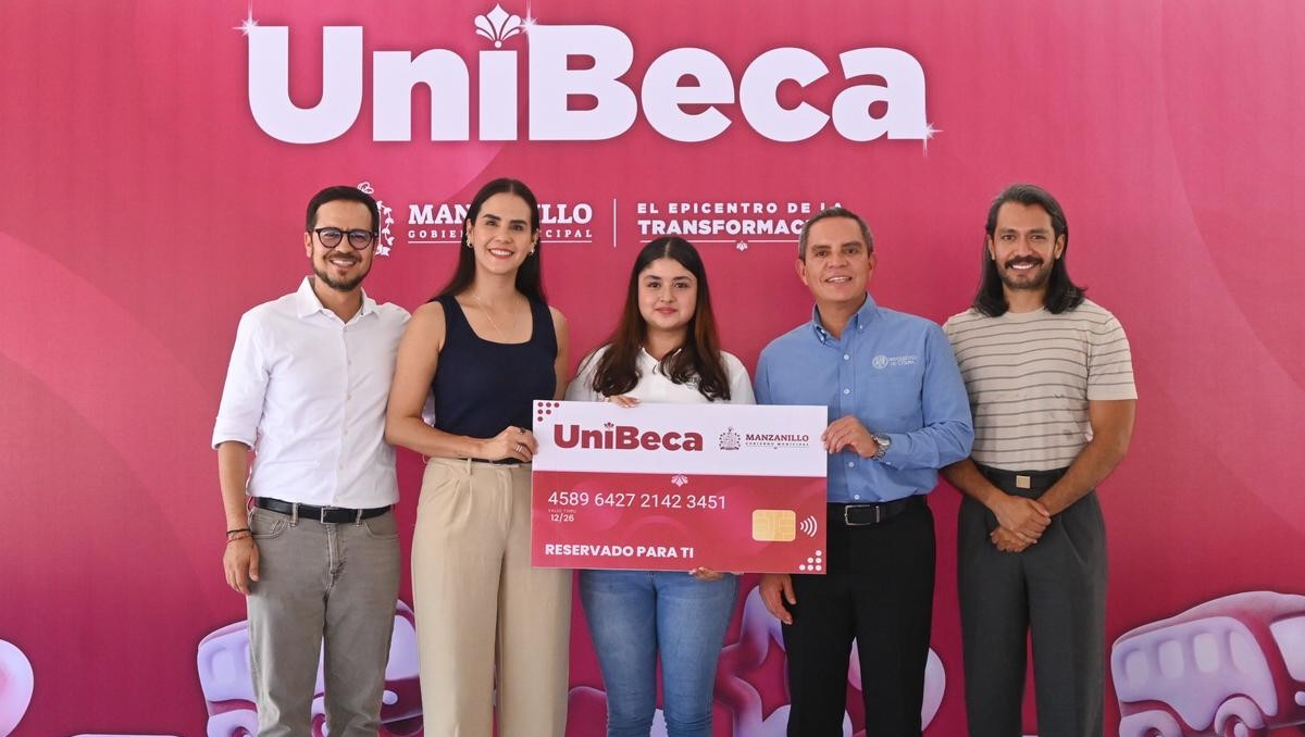 Manzanillo entrega UniBeca, un apoyo de 9 mil pesos a universitarios. | Foto: Especial