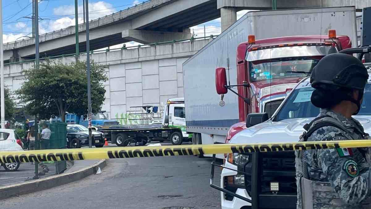 Una mujer que viajaba en bicicleta falleció tras ser presuntamente arrollada por un tráiler en Toluca. Foto: Especial