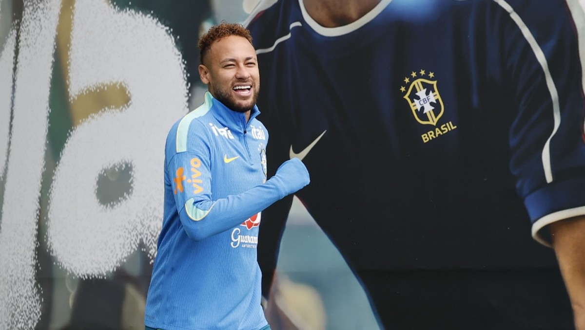 Neymar entrena en cancha, pero separado de sus compañeros de la Selección de Brasil (Instagram @brasil)