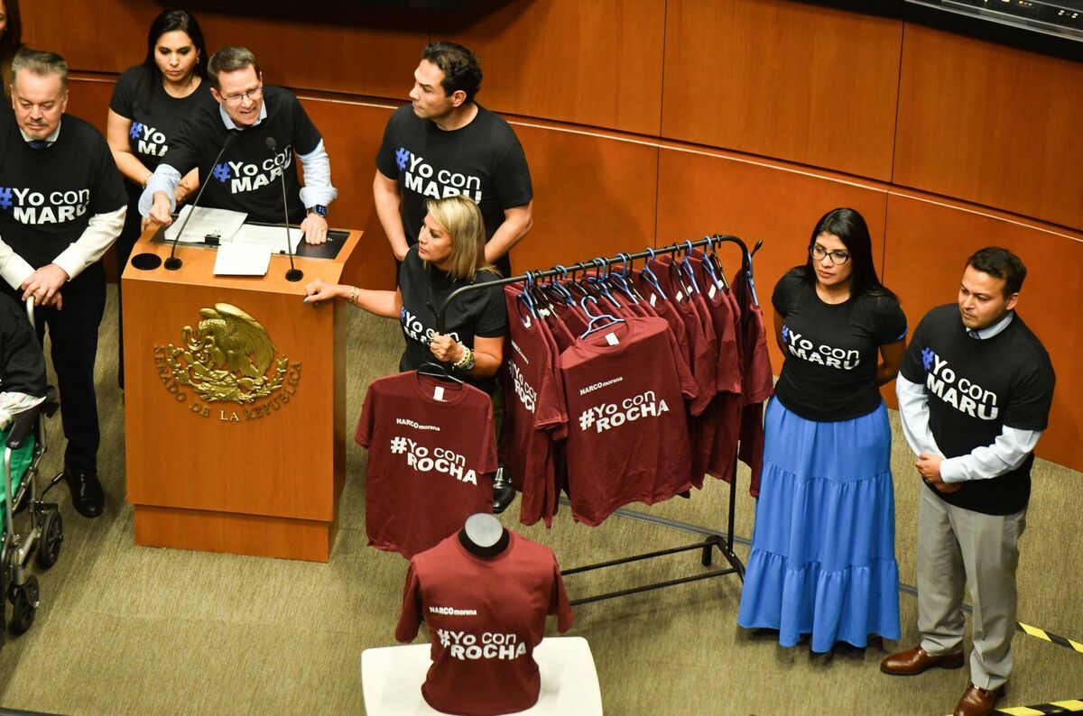 Panistas regalaron a morenistas playeras con la leyenda "#YoconRocha". | Foto: Cuartoscuro