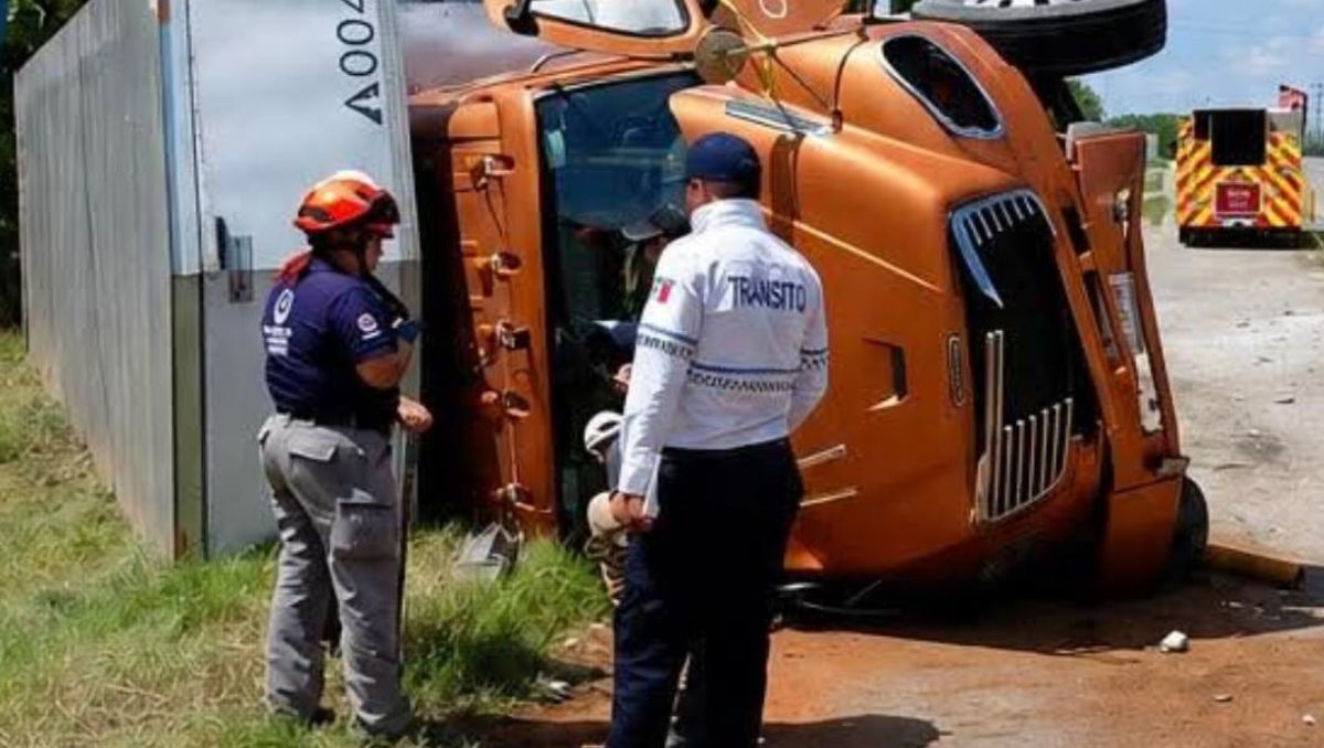 En el percance resultó prensado el conductor de la pesada unidad | Martha Zamora