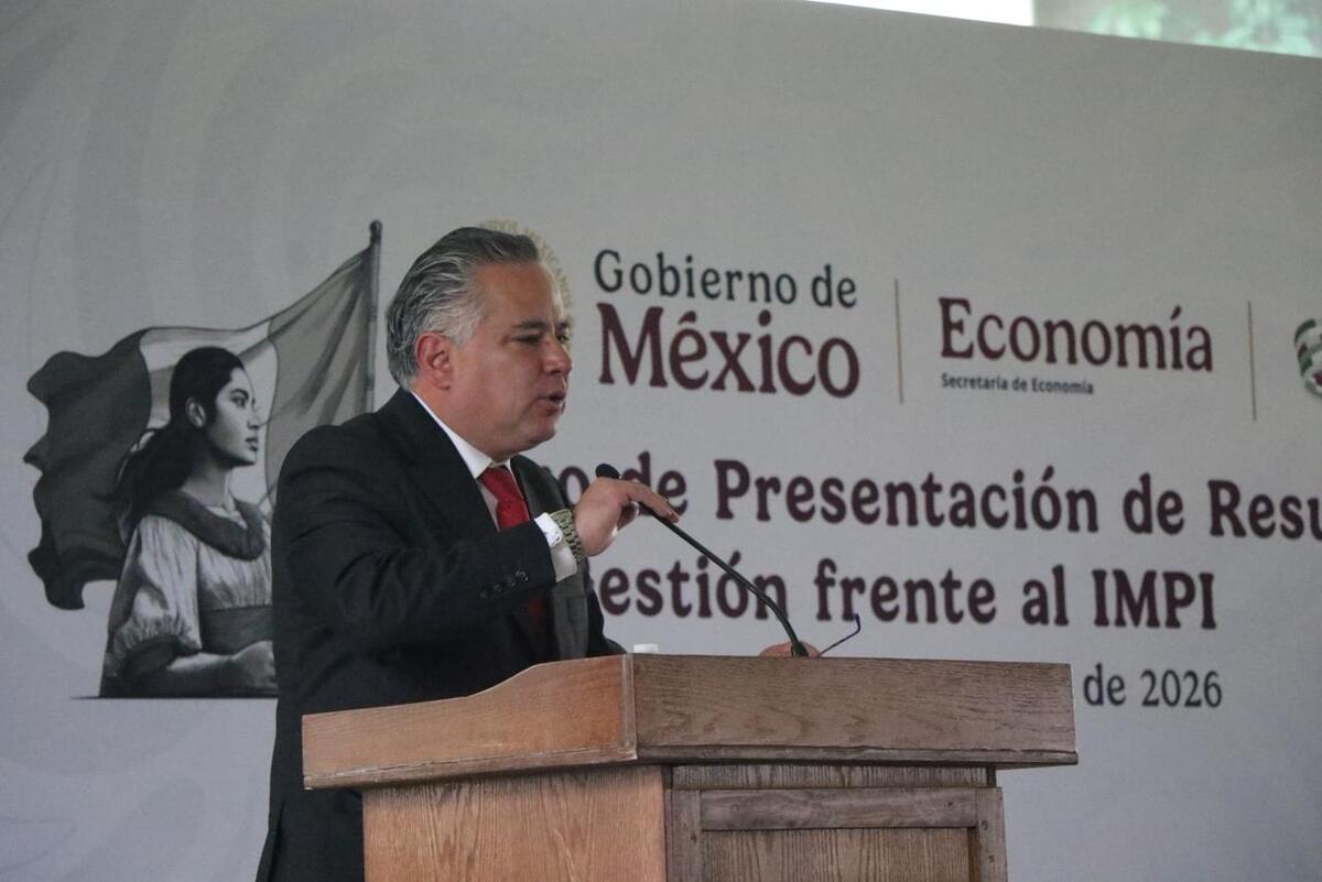 Santiago Nieto, titular del IMPI, destaca el decomiso de 7.8 millones de productos falsificados. | Especial