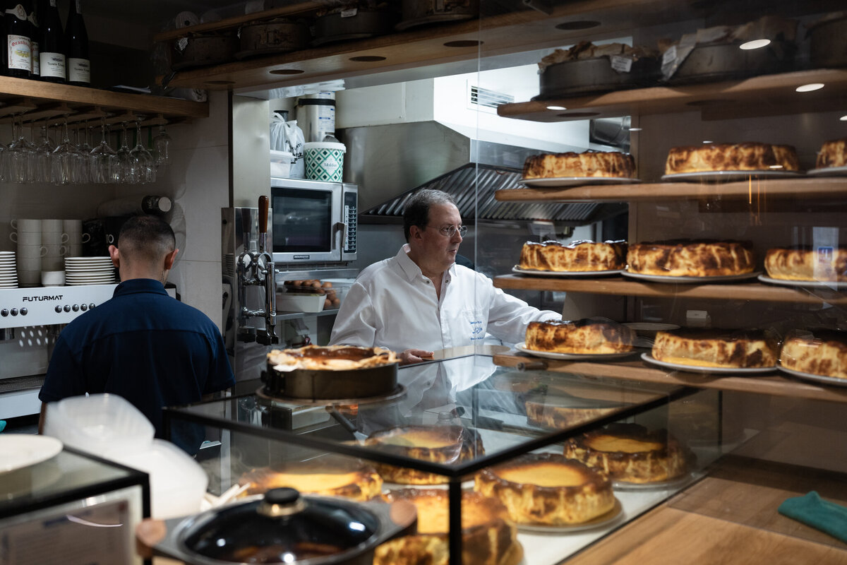 Santiago Rivera trabajando en el mostrador de su restaurante, La Viña, en San Sebastián, España. | fOTO: The New York Times