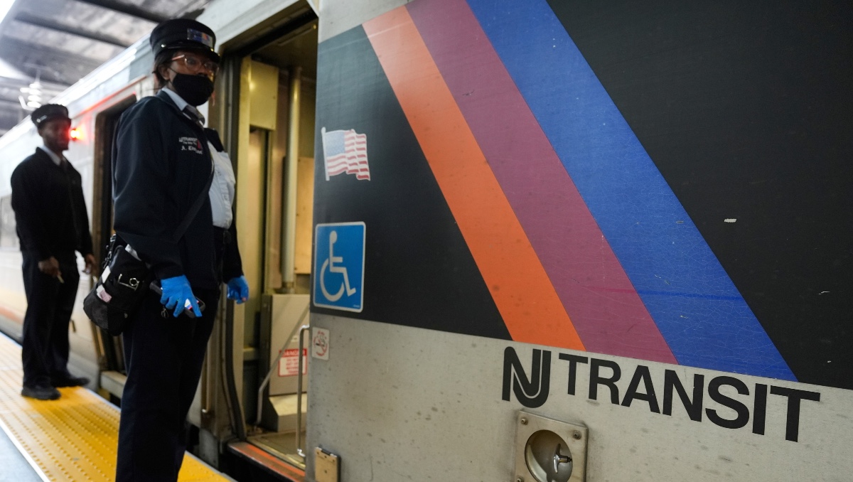 Un tren de NJ Transit en la estación de Newark, Nueva Jersey, el 20 de mayo del 2025. | AP