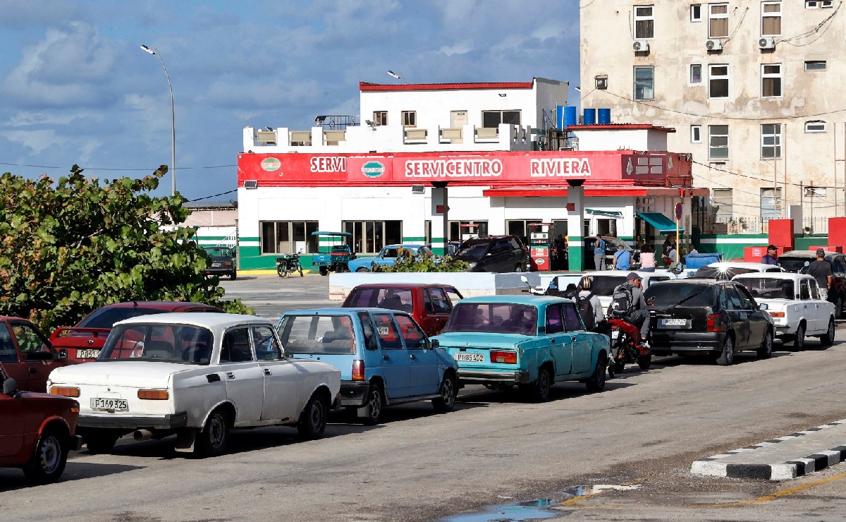 Vehículos a la espera de abastecerse de combustible en La Habana. (EFE)