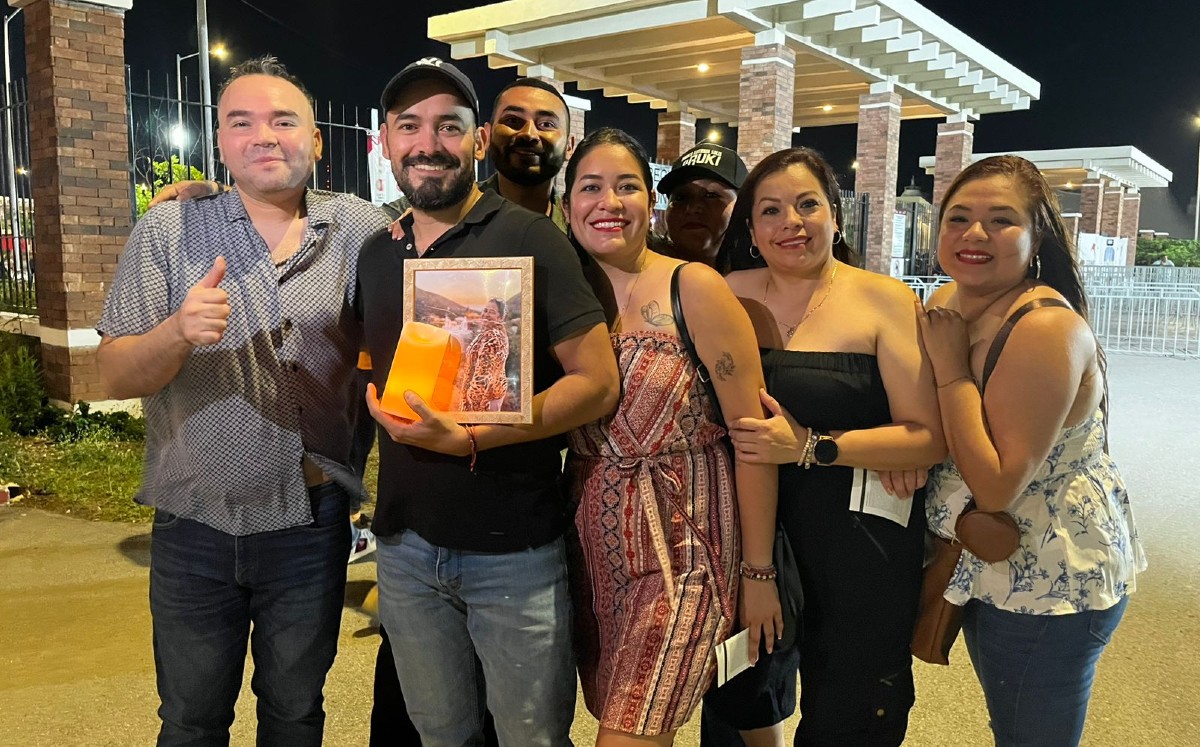 La familia llegó con la foto y veladora al Recinto Ferial.| Erik Saldaña