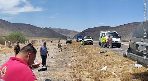 Familia sufre tragedia en carretera: dos fallecidos y diez heridos tras volcadura. | Especial