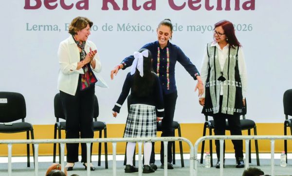 Las mandatarias entregaron la beca “Rita Cetina” para alumnos de primaria. Iván Carmona