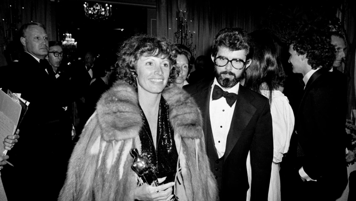 Marcia Lucas, esposa del director George Lucas, a la derecha, lleva su estatuilla del Oscar. | FOTO: AP