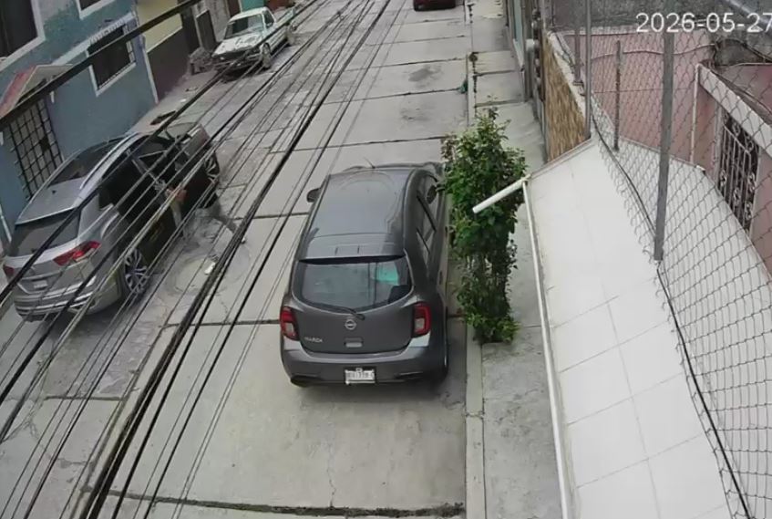Mujer que viajaba en motocicleta por la colonia San Antonio fue interceptada por varios sujetos. (Cortesía)