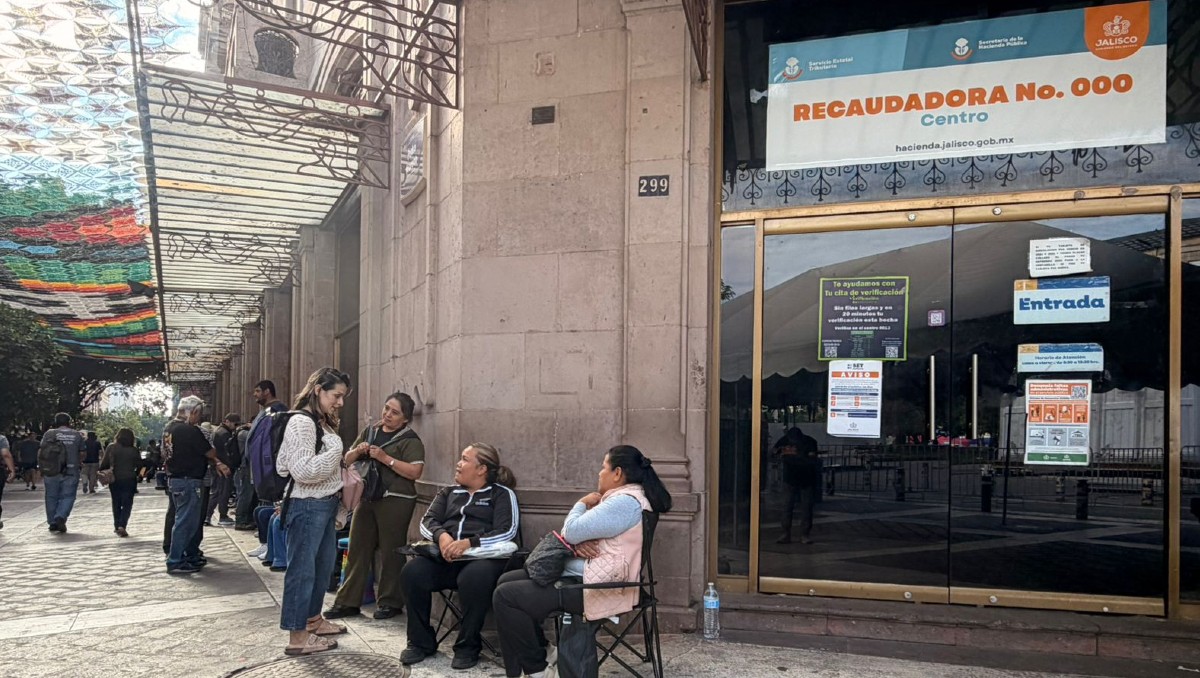Recaudadoras de Jalisco abrieron este sábado para finalizar trámites de cambios de placas sin costo (Roberto Hurtado)