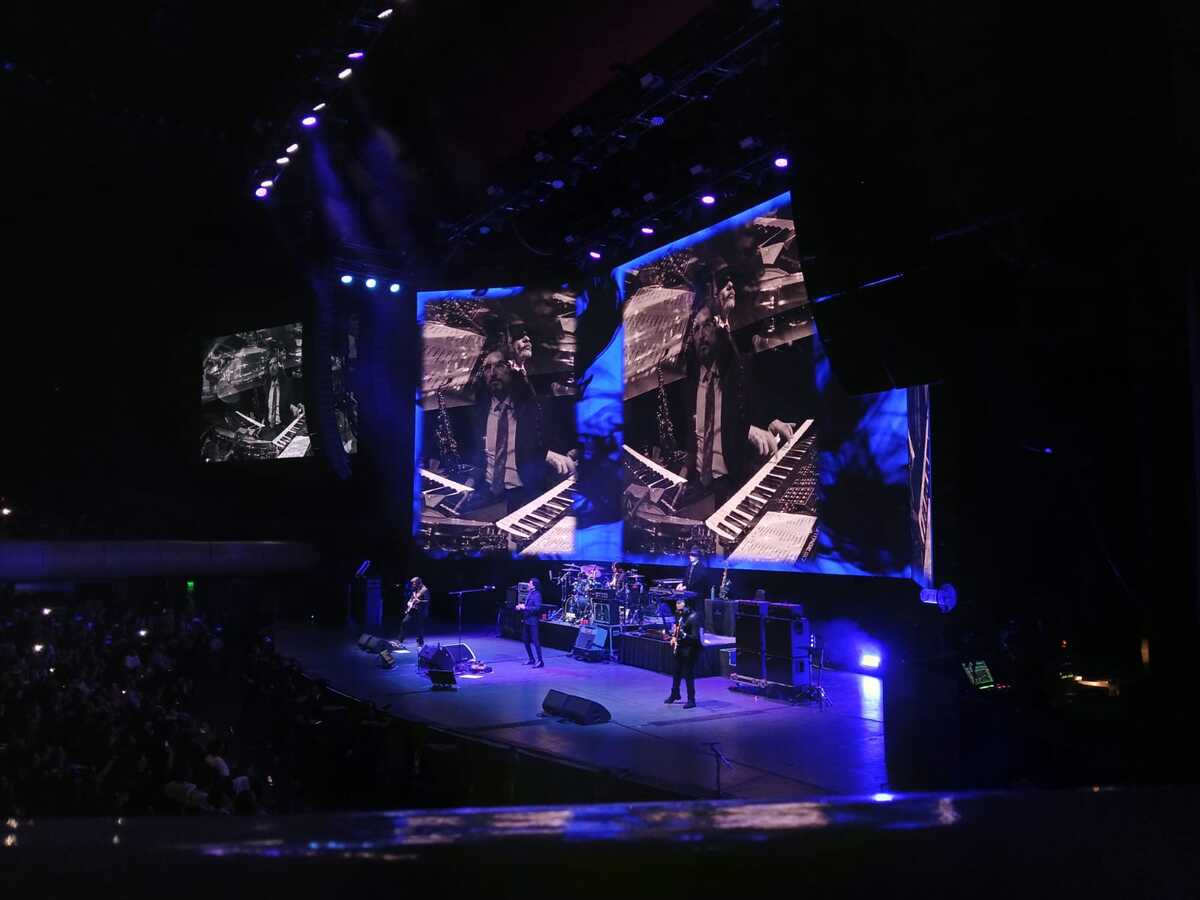 Saúl Hernández bajo la luz del Auditorio Nacional, guiando a su tribu en una noche donde estrellas estuvieron en el escenario. | Foto: Miguel Álvarez