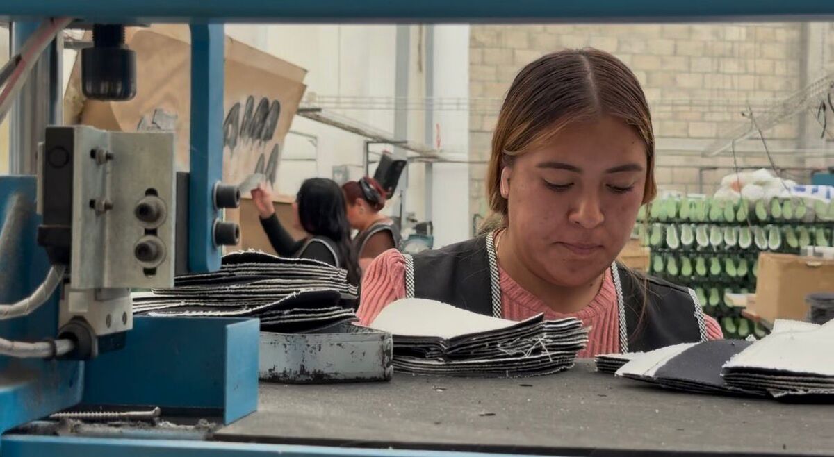 Los zapateros aprovechan tendencia del Mundial para posicionar su calzado en plazas locales y plataformas digitales. | Mario C. Rodríguez