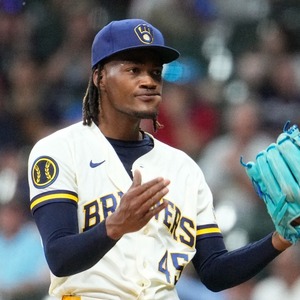 Abner Uribe, relevista de los Cerveceros de Milwaukee, fue suspendido un partido por la MLB tras una celebración durante el juego ante los Cardenales.