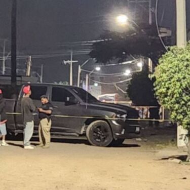 De acuerdo con versiones preliminares, un hombre armado descendió de una camioneta, ingresó al establecimiento y disparó en repetidas ocasiones.