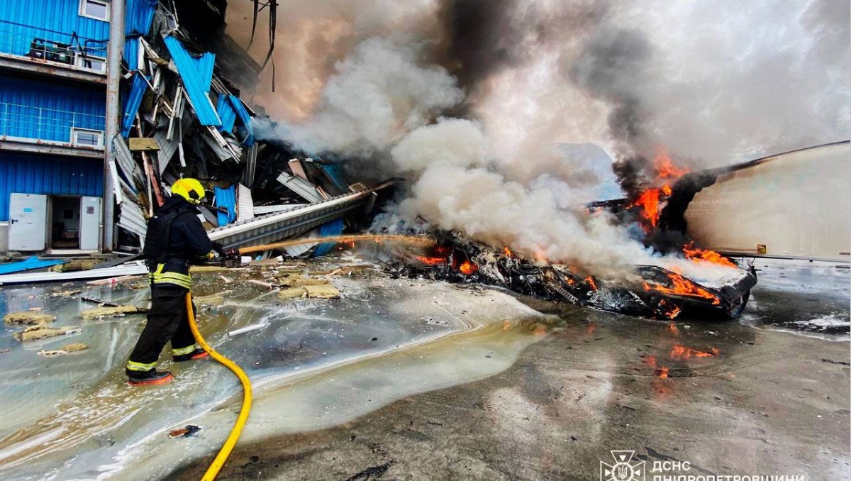 Un bombero extingue un incendio en el sitio de un ataque aéreo ruso en Dnipró. | AFP