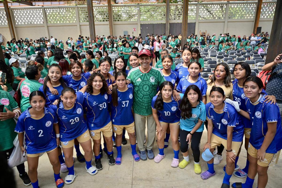 Deportistas, árbitras y jugadoras profesionales compartieron experiencias en el foro: “Voces del balón, mujeres en la cancha”. | Foto: Especial