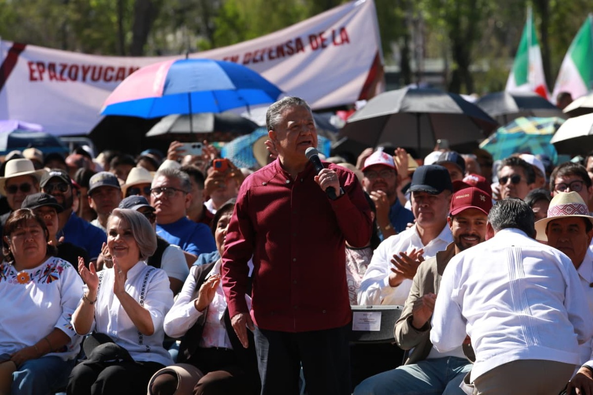 Gobernador de Hidalgo Julio Menchaca en la explanada del Palacio de Gobierno. (Jorge Sánchez)