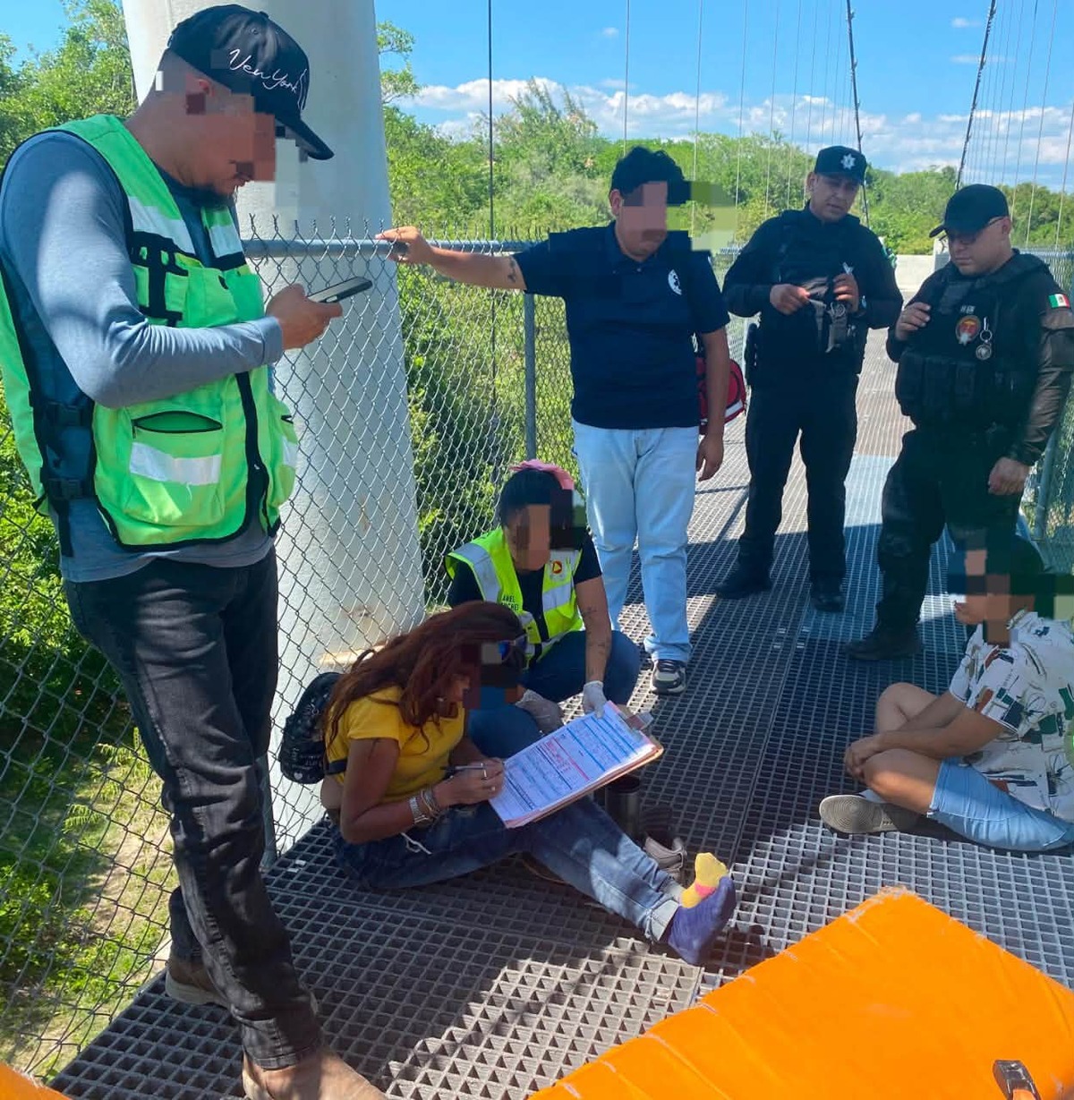 Guardia Estatal resguarda a mujer en puente La Presa de Xicoténcatl