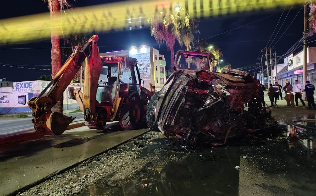 Incendio de auto en calzada Saltillo 400. | Foto: Especial