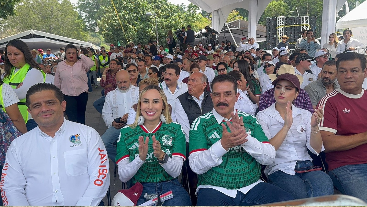 Líderes de Morena en Jalisco acudieron a la Plaza Juárez para el mensaje de la presidenta (Foto: Tony Martínez)