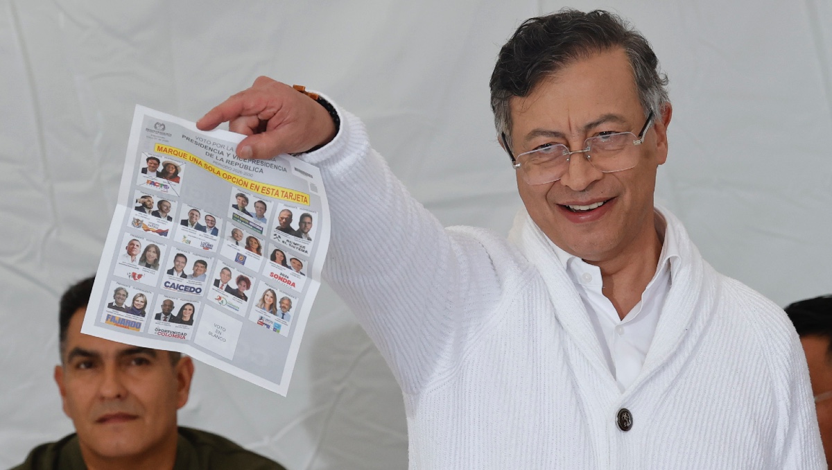 El presidente de Colombia Gustavo Petro muestra el tarjetón electoral este domingo en Bogotá. | EFE