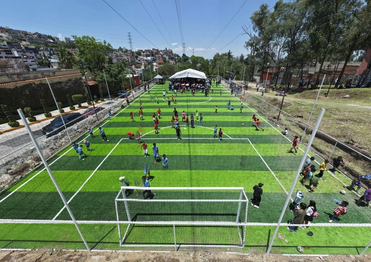 El presidente municipal informó que, esta cancha es la primera que se adaptó. | Foto: Especial