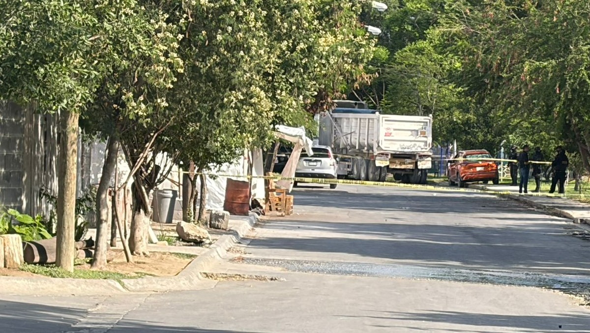 La víctima quedó sin vida dentro de una camioneta Nissan Kicks color naranja. Foto: Gabriela Garza