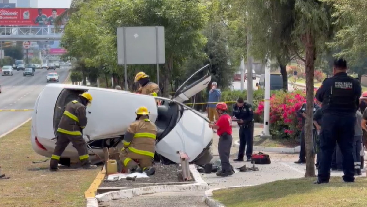 Volcadura deja un muerto en la Vía Atlixcáyotl | Vía Daniel Hernández