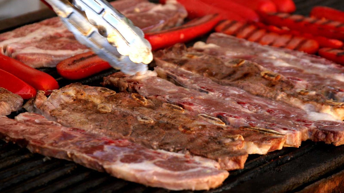 Más allá de las cadenas comerciales, la ciudad esconde santuarios gastronómicos donde el fuego y la carne alcanzan el grado de arte. | Roberto Alanís