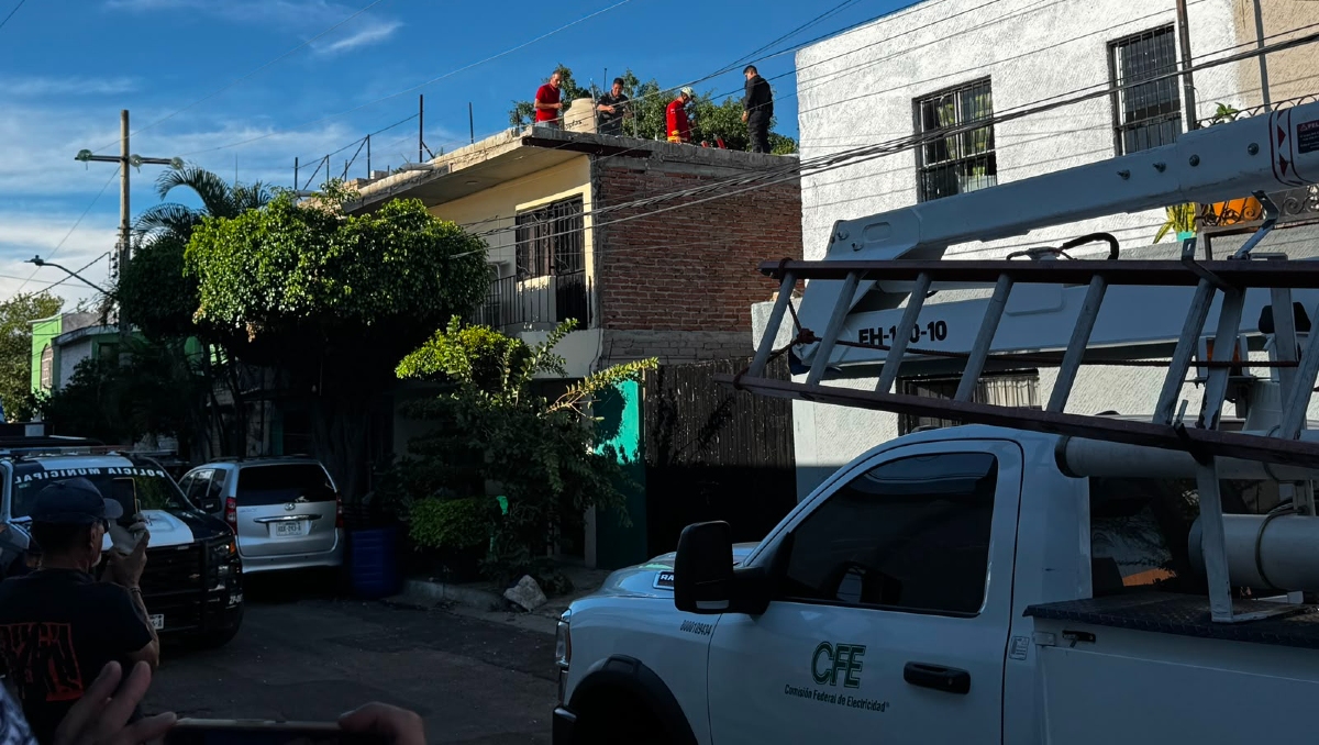 Elementos de la CFE se hicieron presentes para suspender el suministro y realizar el rescate del hombre herido (Foto: Usi Toledo)