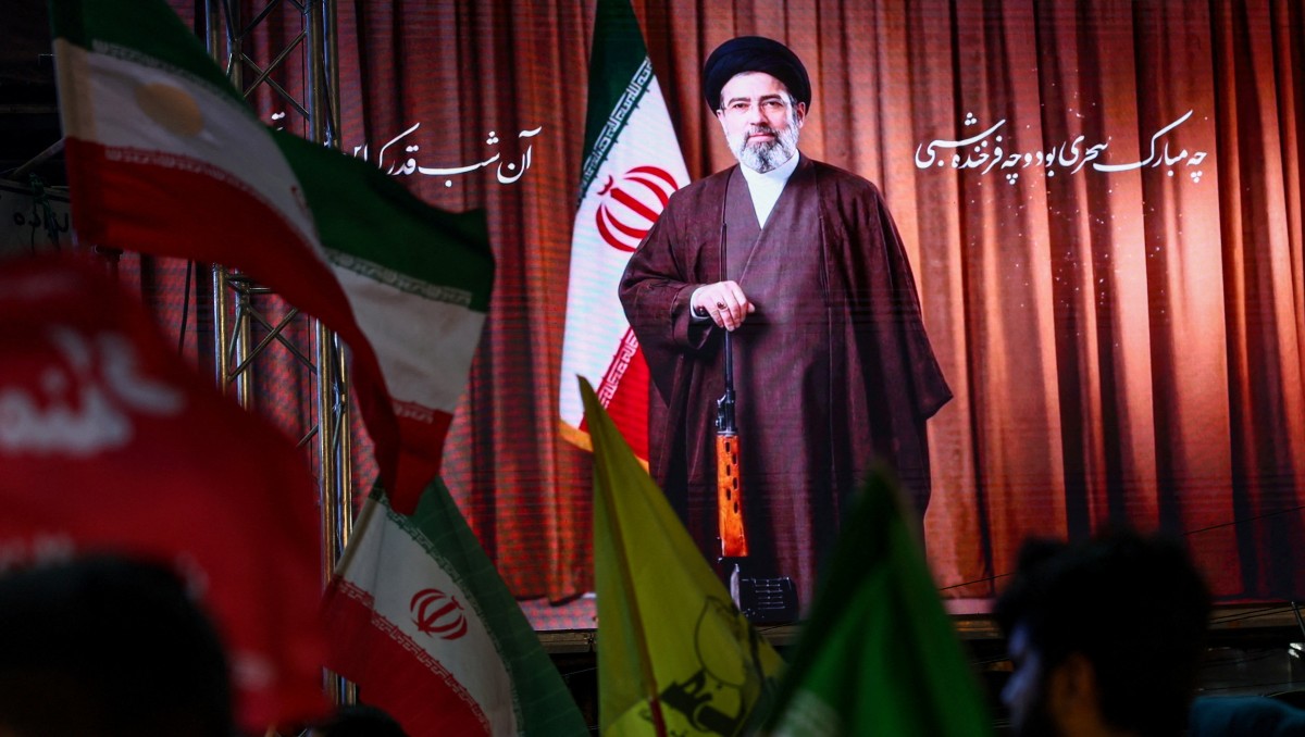 Imagen del líder supremo de Irán, Mojtaba Khamenei, durante un mitin en Teherán. | Reuters