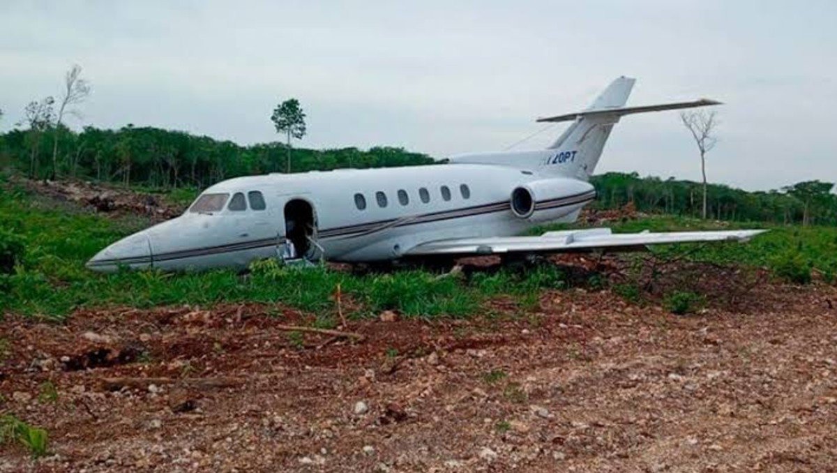 Jet hawker cargado con toneladas de cocaína fue abandonado en la pista del aeropuerto internacional de Chetumal en 2018. | Especial