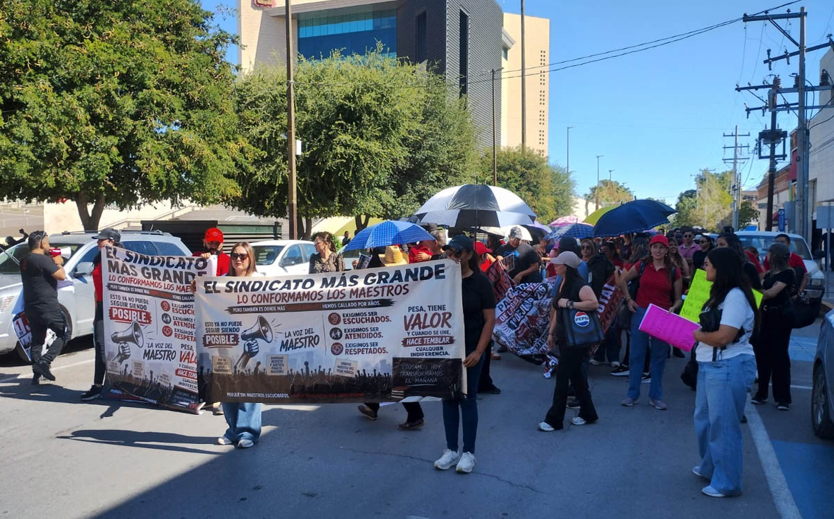 Maestros protestan para derogación de ley que afecta sus pensiones. | Foto: Luis Alberto López