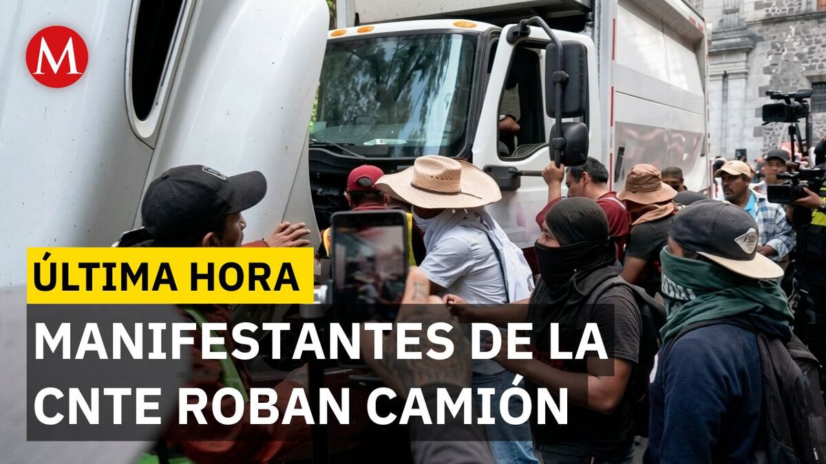 Manifestantes de la CNTE secuestran camión de limpia para derribar vallas en el Zócalo