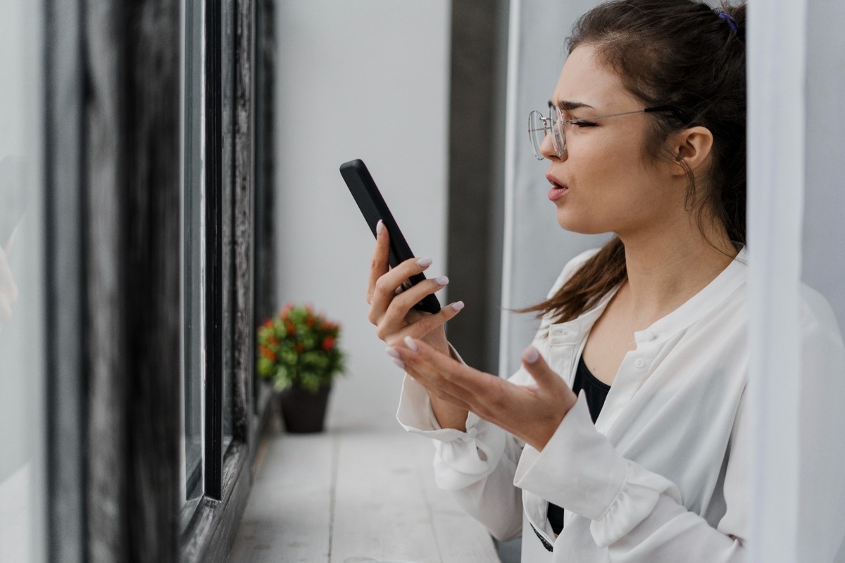 Personas frente al celular. |Foto: Freepik