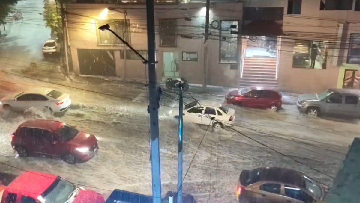 Es recomendable no cruzar calles con encharcamientos e inundaciones para evitar accidentes. | Captura de pantalla