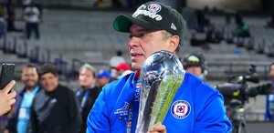 El ingeniero Víctor Velázquez continuará al frente de Cruz Azul por cinco años más.
