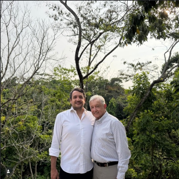 AMLO se toma fotografía con su hijo | Redes sociales