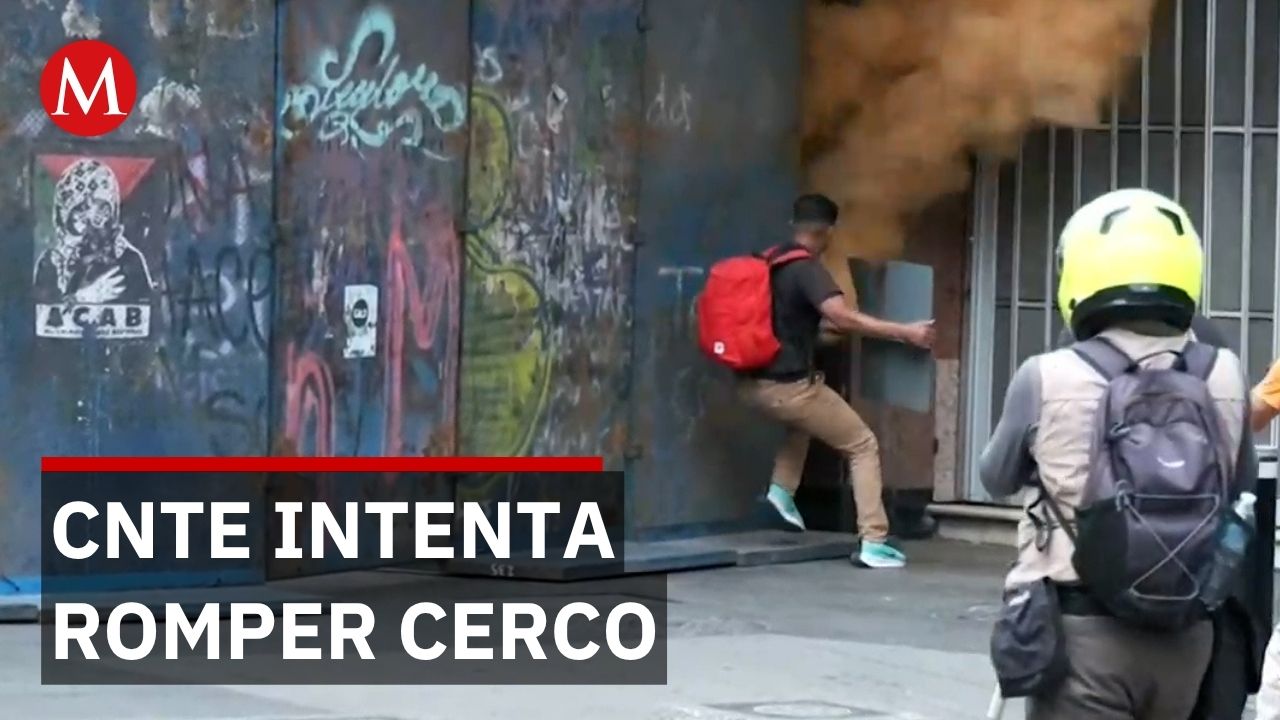CNTE se enfrenta con policías de CDMX durante intento de ingreso al Zócalo